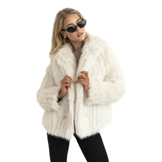 Moteriška balta kailinė striukė Moda Moteriškos striukės