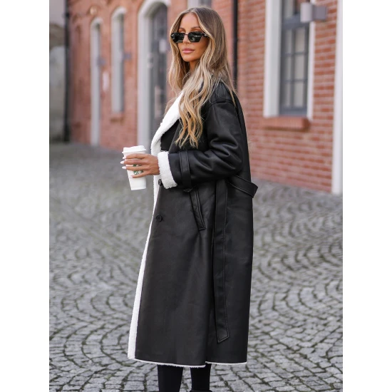 Moteriškas juodas ilgas odinis paltas su dirbtiniu kailiu Emil Striukės