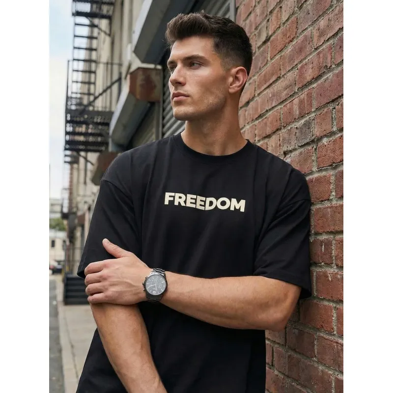 Meeste must T-särk Freedom T-särk loosungitega
