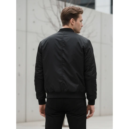 Vyriška juodos spalvos striukė 