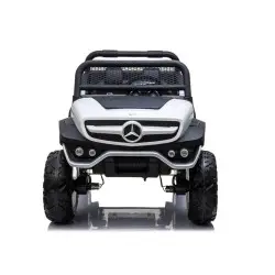 Baltas Mercedes akumuliatorinis automobilis
